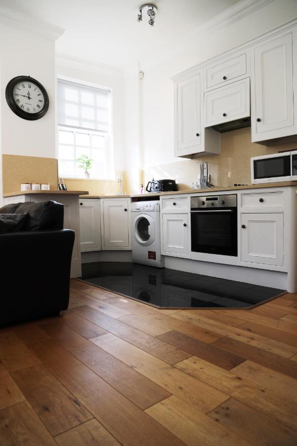 Letting Serviced Apartments - Guards View, Windsor Exterior photo
